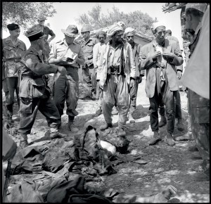 À la recherche de suspects, des gendarmes et soldats français vérifient l'identité des habitants de la région de Blida, devant les cadavres de fellagas abattus © ECPAD / Claude Cuny