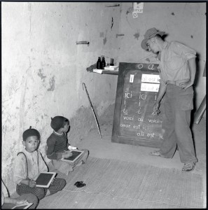 Au poste de Si-Ameur, un instituteur, rappelé de la classe 52/2, fait la classe aux enfants du village, Algérie, 1er octobre 1956 © ECPAD / Claude Cuny