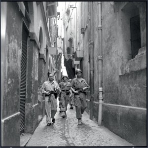 Patrouille menée par la police et des hommes du 9e régiment des zouaves (RZ) lors des opérations de quadrillage de la Casbah et du 9e arrondissement destinées à endiguer la vague de terrorisme sévissant à Alger, Algérie, 29 juin 1956 © ECPAD / Claude Cuny