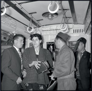 Suite aux attentas d'Alger, un soldat de l'unité territoriale effectue un contrôle de police dans les transports en commun, Algérie, 23 février 1957 © ECPAD / Claude Cuny