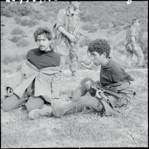 Deux recrues du FLN faites prisonnières au cours d'une opération au nord-est de Guelma, dans le Beni-Mezzeline, lors de leur tentative de franchissement de la frontière tunisienne, Algérie, 28 mars 1958 © ECPAD / Marc Flandrois