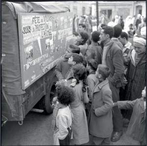 Opération "Cisailles" à Oran : le panneau d'information d'un camion de l'action psychologique retient l'attention des riverains, 24 novembre 1957 © ECPAD / Marc Flandrois