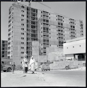 L'habitat en Algérie, dans le cadre du plan de Constantine. D'importants chantiers sont lancés dans les banlieurs, en particulier à Alger ou les bidonvilles sont détruits afin d'y être remplacés par de grands ensembles © ECPAD / Marc Flandrois