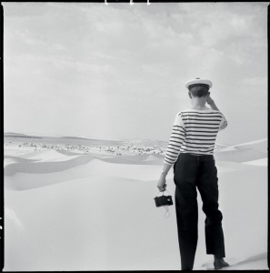 Un marin muni d'un appareil photographique observe la ville de Lagouat, aux portes du désert saharien, Algérie, 1960 © ECPAD / Marc Flament