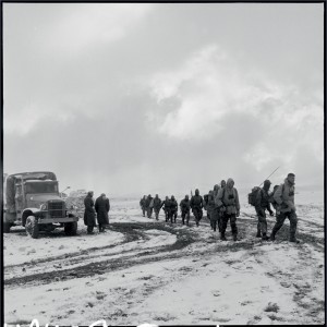 Opération "Youks" dans les Nementchas, à proximité de Youks-les-bains. Conduite par le 3e RPC, elle vise à intercepter les combattants rebelles qui passent la frantière tunisienne dans le secteur de Tébessa, Algérie, février 1958 © ECPAD / Marc Flament