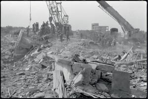 Des grues déblaient les décombres du poste Drakkar pendant que les soldats français recherchent les corps des victimes et leurs effets personnels, Beyrouth, 25 octobre 1983© ECPAD / Joël Brun