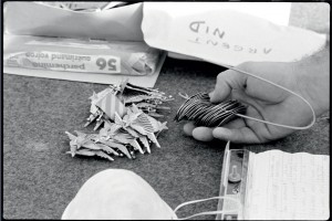  Les brevets parachutistes et les plaques d'identité des cinquant-huit victimes de l'attentat du poste Drakkar ont été retrouvés dans les décombres de l'immeuble, Beyrouth, 25 octobre 1983© ECPAD / Joël Brun