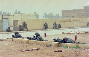 Un groupe de combat du 3e régiment d'infanterie de marine (RIMa) dans une rue d'Al-Salman,Irak,  26 février 1991© ECPAD / Michel Riehl