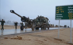 Axe Texas, sur la route d'Al-Salman, des prisonniers irakiens évacués vers l'arrière croisent un convoi américain, Irak, 26 février 1991© ECPAD / Michel Riehl