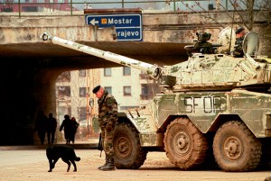 Marsouins du régiment d'infanterie chars de marine (RICM) et leur blindés ERC-90 Sagaie en poste d'observation dans la proche banlieue de Sarajevo, Bosnie-Herzégovine, 28 janvier 1997 © ECPAD / Adjudant-Chef Janick