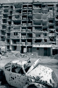 Immeubles pilonnés du quartier de Dobrinja, face à l'aéroport de Sarajevo. Même dans ces maisons très endommagées par les tirs d'artillerie pendant la guerre, la vie continue, Bosnie-Herzégovine, avril 1997 © ECPAD / Adjudant Dominique