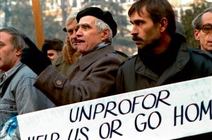 Manifestation d'habitants de Sarajevo devant la présidence bosniaque, à l'occasion de la visite du secrétaire général de l'ONU; ils expriment leur lassitude devant l'inefficacité de l'intervention des casques bleus dans le conflit © ECPAD / Claude Savriacouty