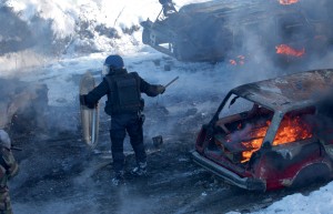 Gendarmes mobiles lors d'un exercice de maintien de l'ordre dans la décharge de Zvecan, Kosovo, janvier 2003 © ECPAD / Sébastien Malherbe