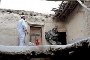 Contrôle de zone dans la vallée d'Afghanya. Fouille du 8e régiment parachutiste d'infanterie de marine (RPIMa) dans une maison, Afghanistan, août 2008 © ECPAD / Caporal-Chef Jérôme