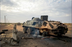 Epave d'un blindé BTR-60 appartenant aux djihadistes détruit par l'aviation française devant l'aéroport de Gao, Mali, 26 janvier 2013 © ECPAD / Caporal-chef Ghislain