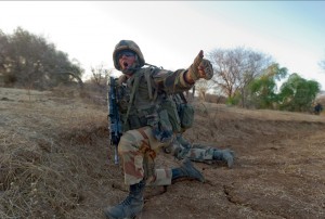 Un chef de groupe du 92e RI en action d'une prise à partie des soldats français à proximité du village de Teurteli, Mali, 14 mars 2013 © ECPAD / Second maître Jérémy