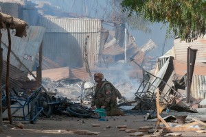 Centre-ville de Gao : à côté d'un démineur désemparé, la moto au sol cache le corps d'un djihadiste muni d'une ceinture d'explosifs, tué quelques instant auparavant, alors qu'il tentait un attentat-suicide © ECPAD / Second maître Jérémy