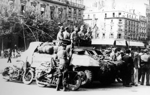 Paris, 26 août 1944, mise en place du 1er RMSM pour la réception du général de Gaulle, place de l’Hôtel de Ville © musée de l’ordre de la Libération / DR