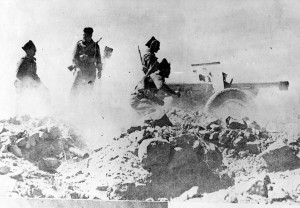 Une pièce de 75 mm en action à Bir-Hakeim © musée de l’ordre de la Libération / DR