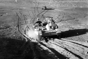 Libye, mai 1942, les Bren Carriers de la Légion près de Bir-Hakeim © musée de l’ordre de la Libération / DR