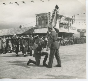  Homs, Syrie, 19 octobre 1941, le général Catroux remet le drapeau de la 13ème DBLE au lieutenant-colonel Amilakvari © musée de l’ordre de la Libération / DR