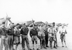 Le groupe de chasse Alsace sur le terrain de Fuka, Libye, mai 1942 © musée de l’ordre de la Libération / DR