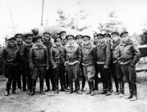 Les pilotes du Normandie autour du commandant Pouyade après les combats pour la libération de Smolensk, Sloboda (URSS), 1943 © musée de l’ordre de la Libération / DR