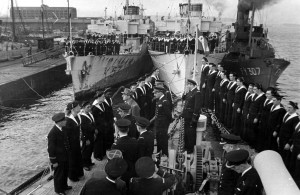 Le général de Gaulle passe en revue l’équipage de l’Aconit lors de la remise de la croix de le Libération, Greenoch, 19 avril 1943 © musée de l’ordre de la Libération / DR