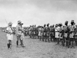  Le général de Larminat passe en revue le BM 2 à Bangui en 1941 © musée de l’ordre de la Libération / DR