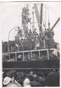 Départ des volontaires du Pacifique sur le Zeelandia, Nouméa, 5 mai 1941. Photographie de Fred Dunn © Jean Tranape