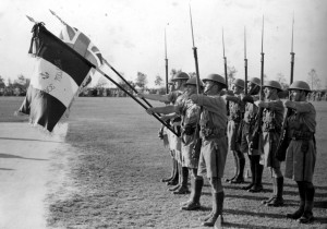 Remise du drapeau du Bataillon d’Infanterie de Marine, Ismaïlia (Egypte), 25 août 1940 © musée de l’ordre de la Libération / DR