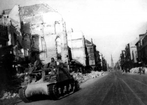 Un automoteur du 1/3 RAC traverse Karlsruhe (Allemagne) en ruines en mai 1945 © musée de l’ordre de la Libération / DR