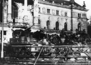 Strasbourg, 23 novembre 1944, batterie du 1er groupe du 3e RAC devant le palais du Rhin © musée de l’ordre de la Libération / DR