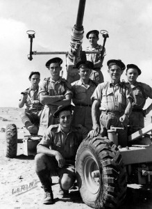 Pièce de DCA servie par les fusiliers marins à Bir-Hakeim © musée de l’ordre de la Libération / DR