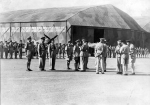 Rayak (Liban), 1er octobre 1941. Le général Catroux remet la croix de la Libération à Jean Astier de Villatte, James Denis, Albert Littolff, Xavier de Scitivaux, Louis Ferrant, André Ballatore et Marcel Lebois © musée de l’ordre de la Libération / DR