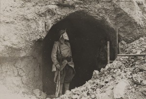 Verdun épisode 12-2 : Sentinelle franaise à l'entrée du fort de Souville, fonds Valois 