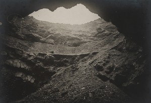 Verdun épisode 14-3 : Voute du fort de Douaumont percée par un obus, © Collection Bibliothèque de documentation internationale contemporaine 