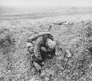 Verdun épisode 19-3 : Cadavre d'un soldat français à Verdun, Anonyme - © Musée de l'Armée