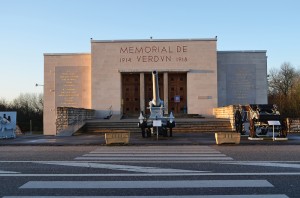 Verdun épisode 27-1 : L'entrée du Mémorial, © Droits réservés