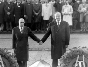 Verdun épisode 28-1 : François Mitterand et Helmut Kohl à Verdun, © Ullstein Bild \ Roger - Viollet