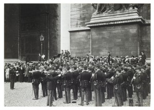 Près de l’arc de triomphe de l’Étoile © Paris, musée de l’Armée, dist. RMN-GP