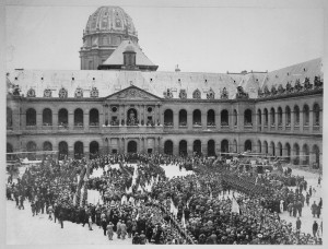 La cour d’honneur de l’Hôtel des Invalides le 14 juillet 1915 © Paris, musée de l’Armée, dist. RMN-GP