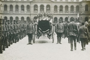 Le char funéraire dans la cour d’honneur des Invalides © Paris, musée de l’Armée, dist. RMN-GP