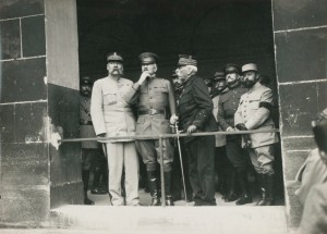 Dans la cour d’honneur de l’Hôtel des Invalides le 23 juin 1917. © Paris musée de l’Armée, dist. RMN-GP image musée de l’Armée